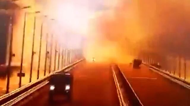 El video del momento de la explosión de un camión bomba en el clave puente de Crimea