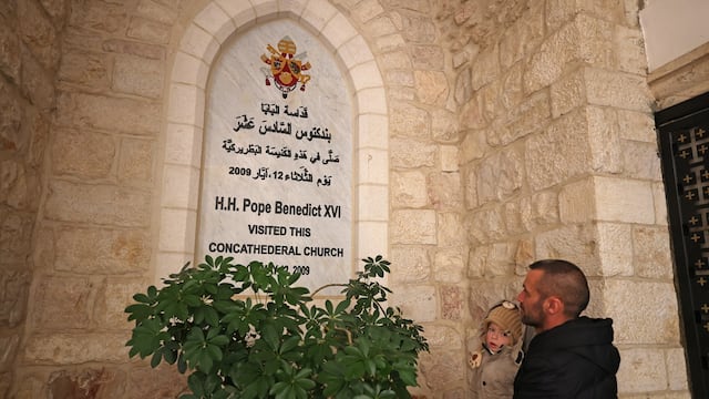 Católicos de Jerusalén lloran la partida del papa Benedicto XVI