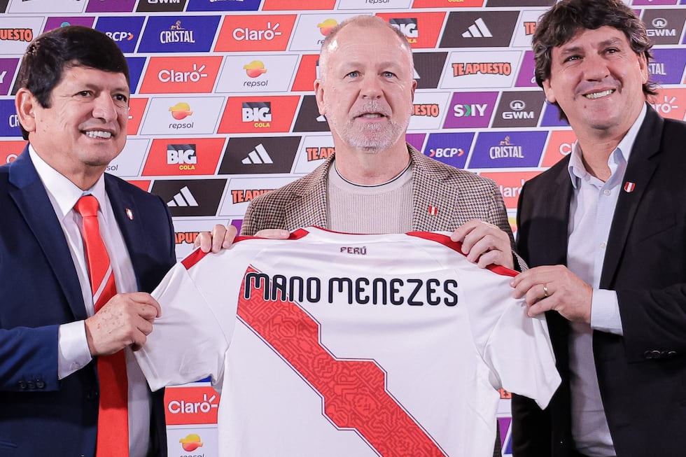 Mano Menezes, junto a Agustín Lozano y Jean Ferrari, durante su presentación como nuevo técnico de la selección peruana. (Crédito: Paloma del Solar).