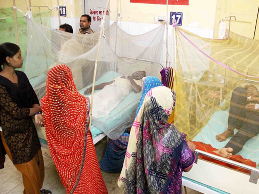 Personas acuden a visitar a personas con malaria, una enfermedad endémica que mata a más 600 mil personas al año (Foto: Getty Images).
