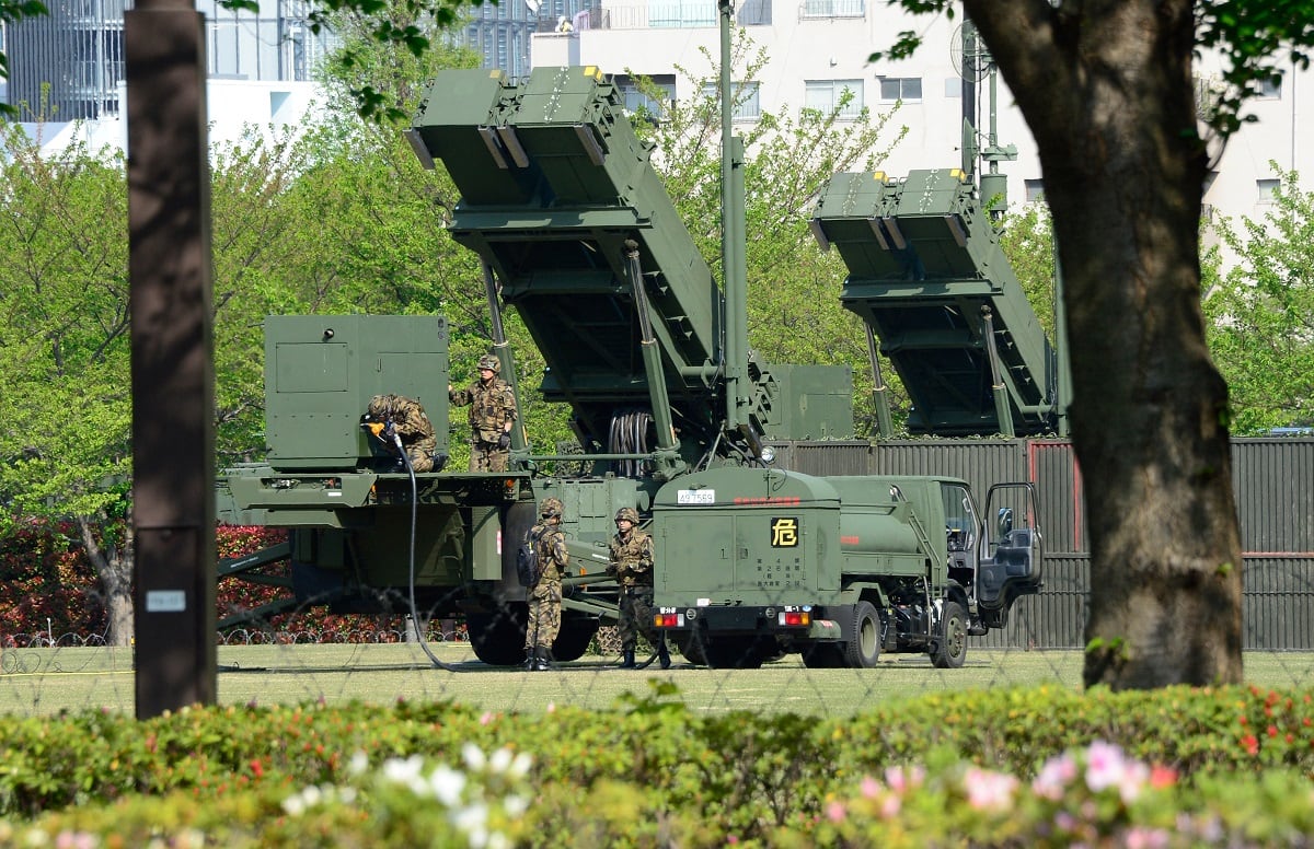 Soldados japoneses se preparan para reabastecer de combustible los lanzadores de misiles Patriot Advanced Capability-3 (PAC-3) desplegados en el Ministerio de Defensa en Tokio el 15 de abril de 2013. (Foto de TORU YAMANAKA / AFP)
