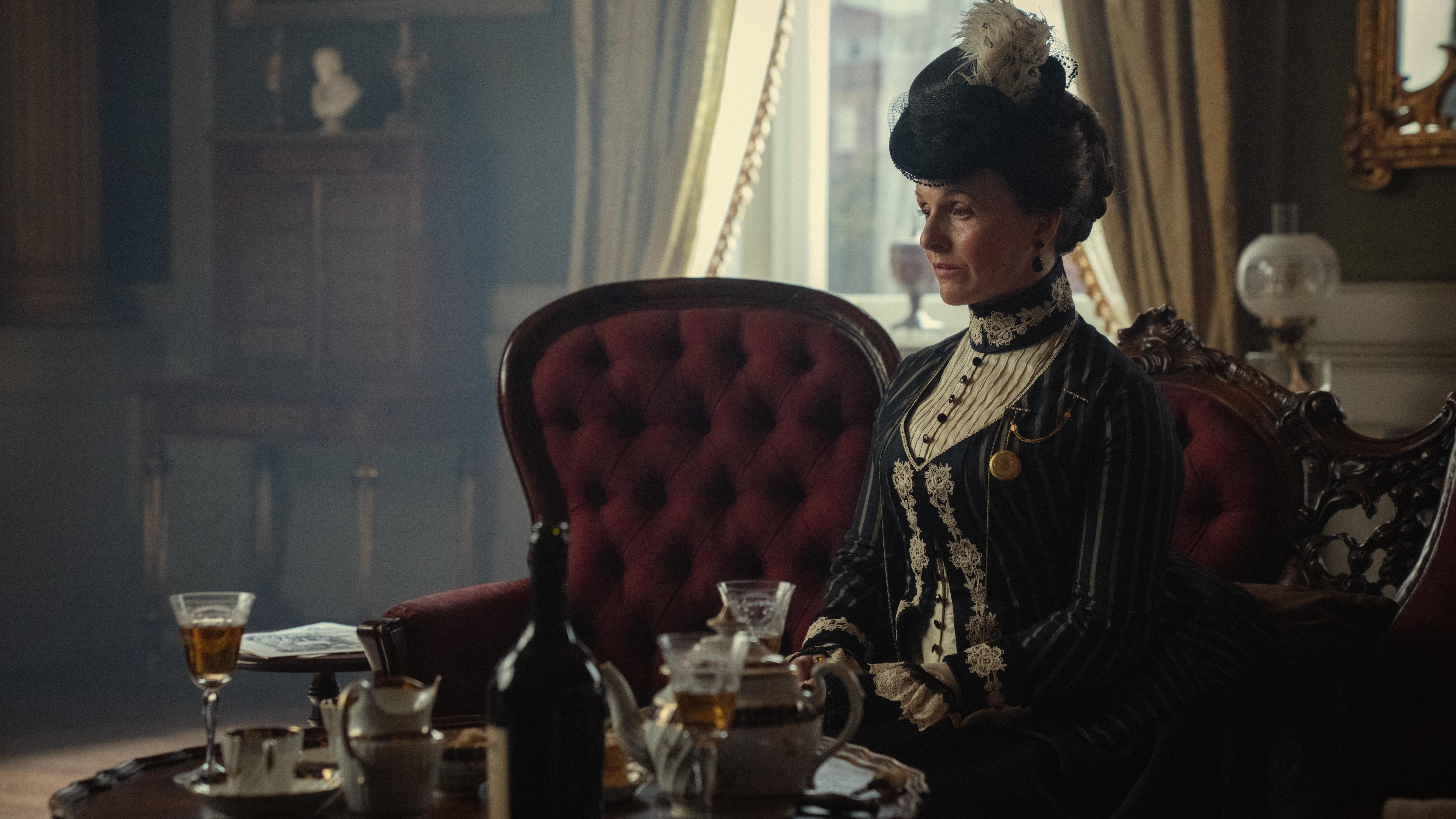 Dervla Kirwan como la tía Agnes en la serie "La casa Guinness" (Foto: Netflix)