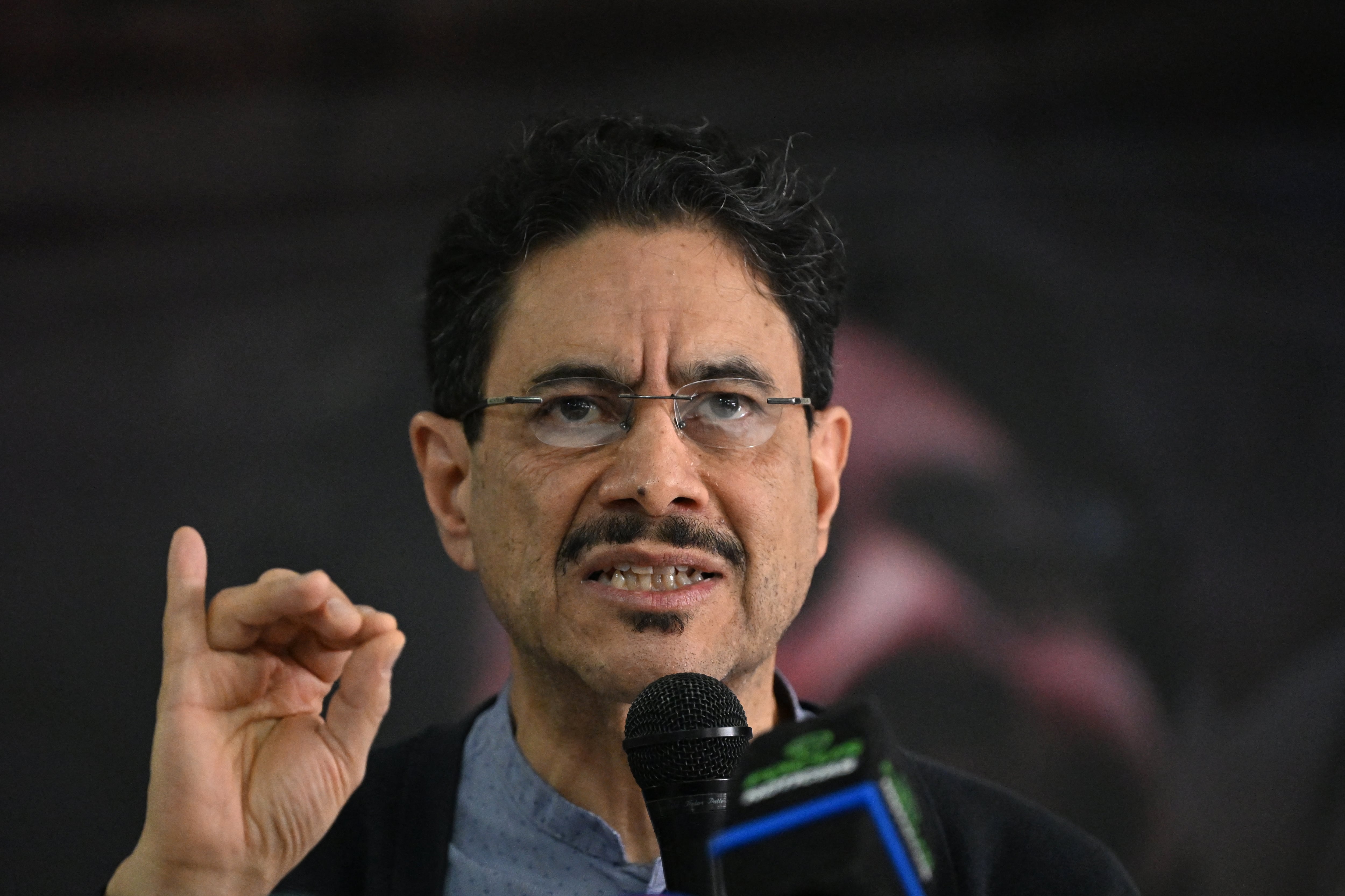 El candidato presidencial colombiano del partido Pacto Histórico, Iván Cepeda, gesticula mientras habla durante una conferencia de prensa en Bogotá, el 1 de junio de 2026, un día después de las elecciones presidenciales. (Foto de Luis ACOSTA / AFP).