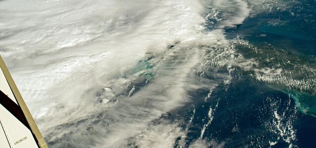 ¿Cómo la humedad amortigua la formación de huracanes?