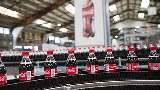 Coca-Cola: el 56% de las botellas de plástico PET que usa ya tiene una segunda vida