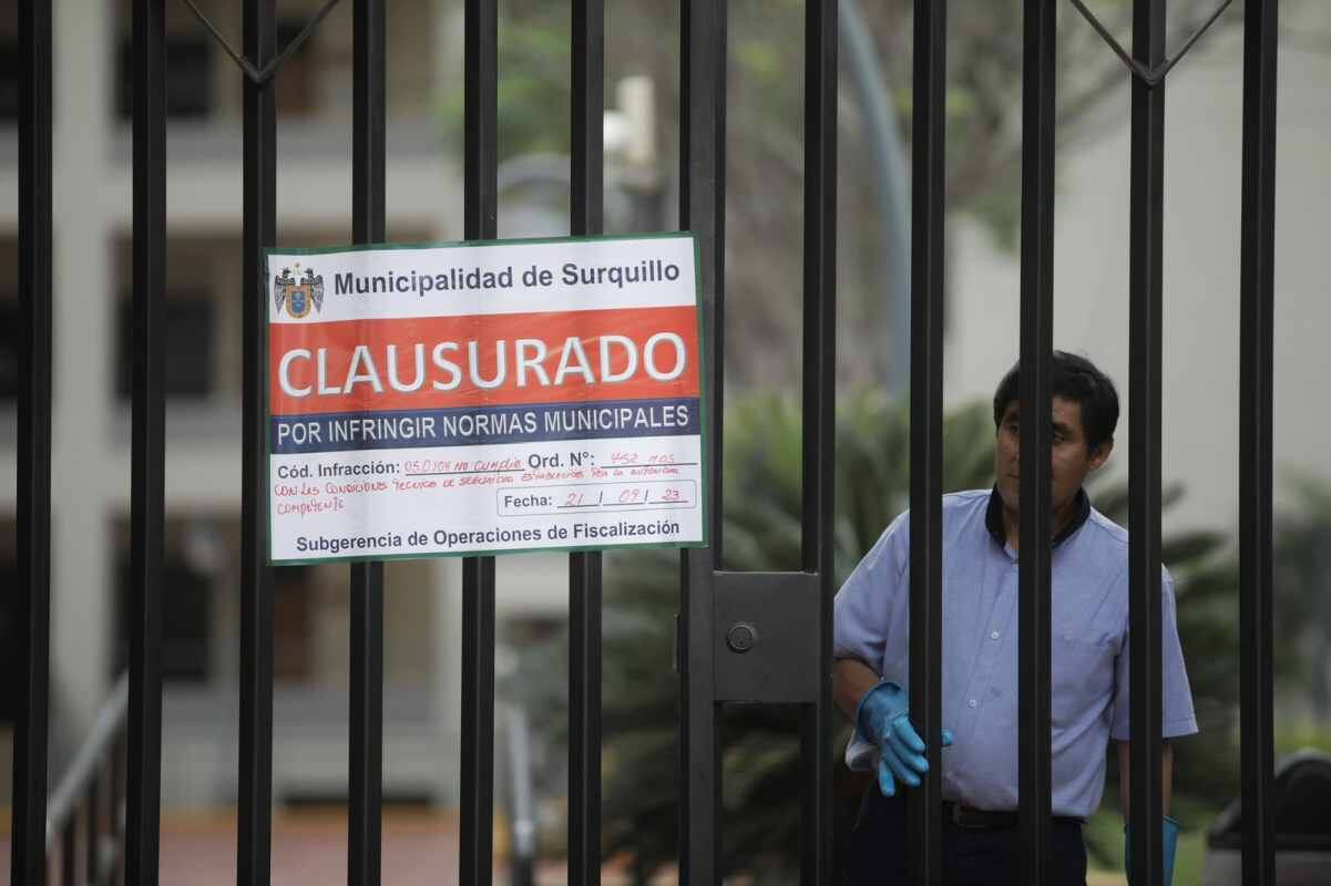 Tras el cierre del local solo se permitió que personal de limpieza y de otras áreas específicas puedan ingresar al edificio. Foto: Joel Alonzo