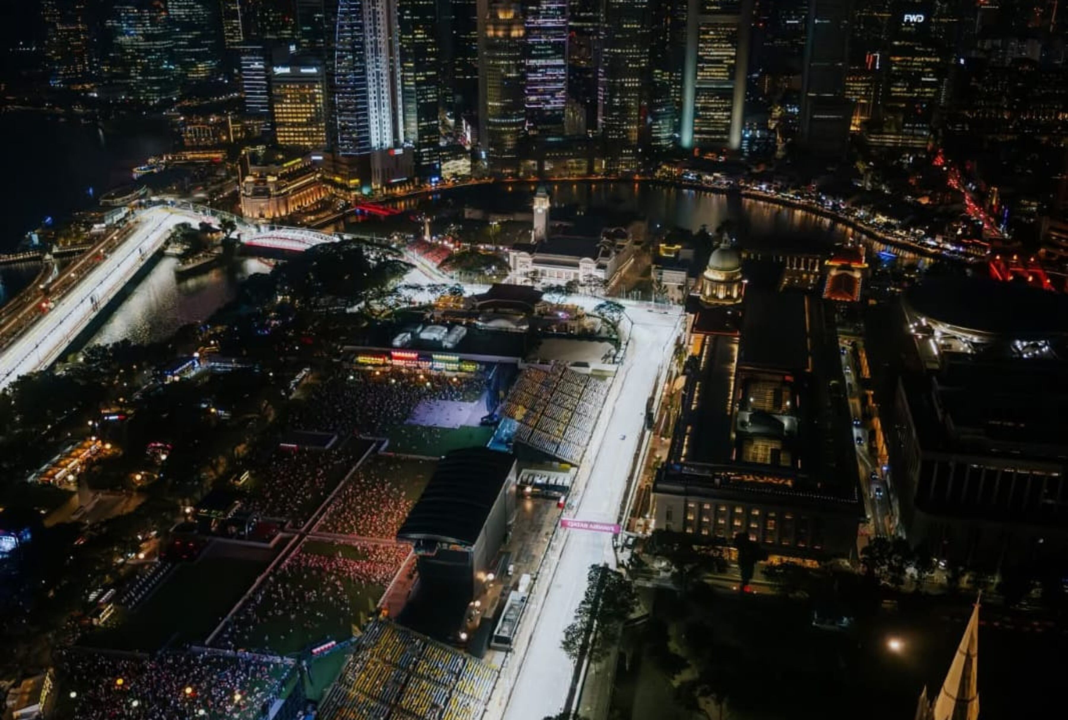 El Circuito Marina Bay llegó a la escena en 2008. Un circuito urbano con el famoso horizonte de la ciudad como espectacular telón de fondo, el diseño inicial del circuito, diseñado por Herman Tilke, fue perfeccionado por KBR Inc., y el evento se ha consolidado rápidamente como uno de los más destacados del calendario de la F1. | Crédito: F1 / Facebook