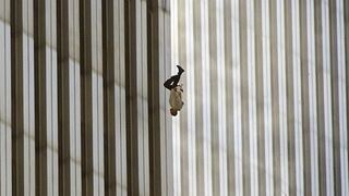 El fotógrafo de la icónica imagen del “falling man” del 11S: “Nunca olvido el ruido del impacto de los cuerpos contra el suelo”