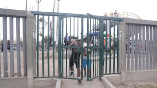 Surco: personas abren a la fuerza reja con candados que bloqueaba pase peatonal