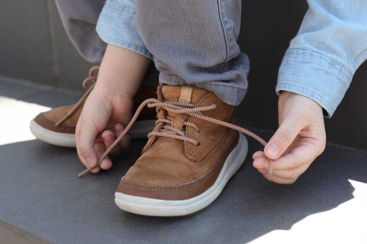 Un ajuste correcto evita que el pie se deslice dentro del zapato, lo que puede causar ampollas y fricciones. (Foto: Liudmila Chernetska / iStock)