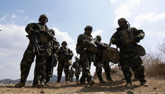 Soldados estadounidenses del 11.º Batallón de Ingenieros y la 2.ª División Combinada de Infantería participan en un ejercicio conjunto de cruce de ríos en Yeoncheon, provincia de Gyeonggi, el 20 de marzo de 2024. (Foto de JEON HEON-KYUN / POOL / AFP)