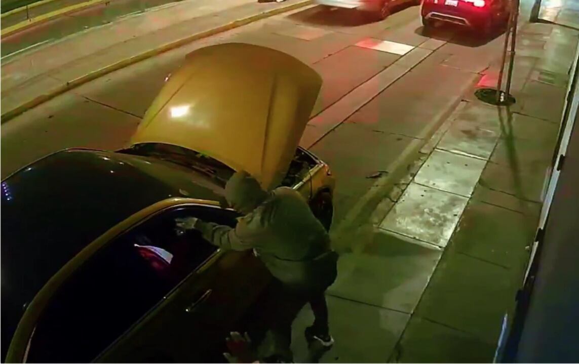 Miraflores: roban en segundos a ocupantes de camioneta estacionada en Paseo de la República. (Foto: Captura)