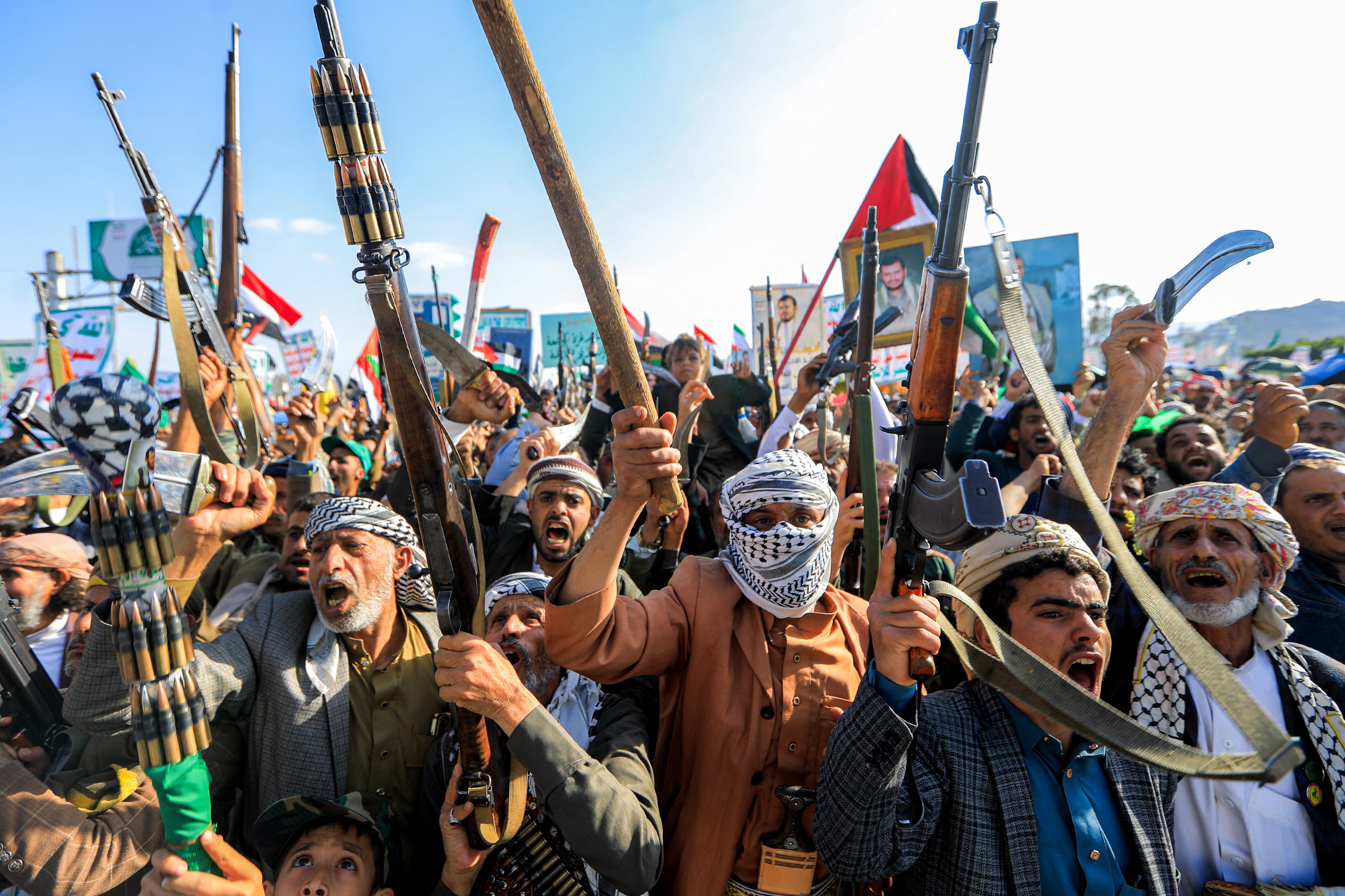 Partidarios de los hutíes de Yemen exhiben armas y corean consignas mientras se reúnen para una manifestación de condena a Israel y en apoyo a los palestinos. (Foto de Mohammed HUWAIS / AFP).