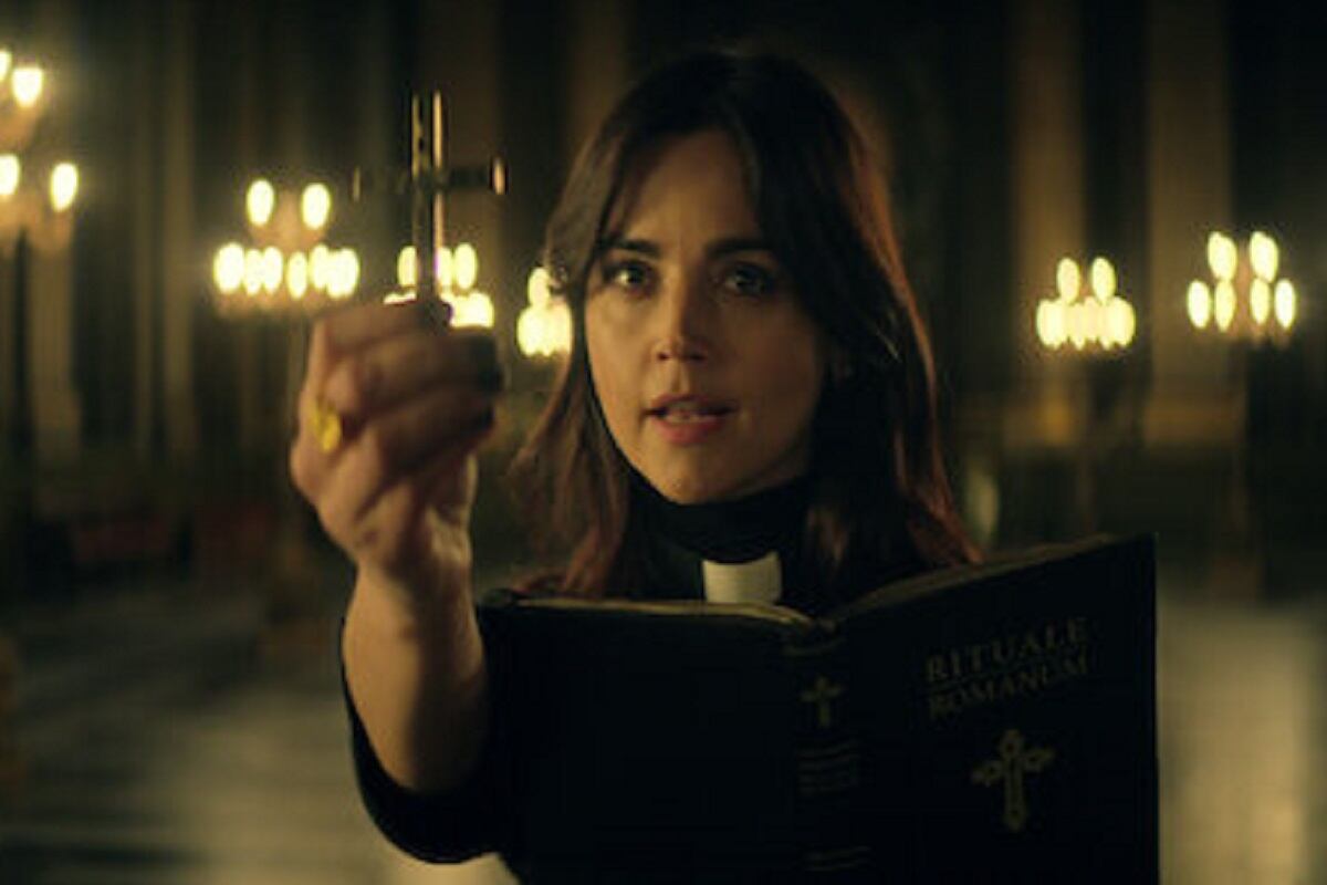 Johanna Constantine lidiando con un demonio en "Sandman" (Foto: Netflix)