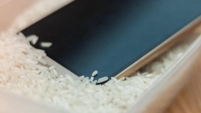 Apple desmiente el mito: nunca metas tu iPhone en arroz si se moja