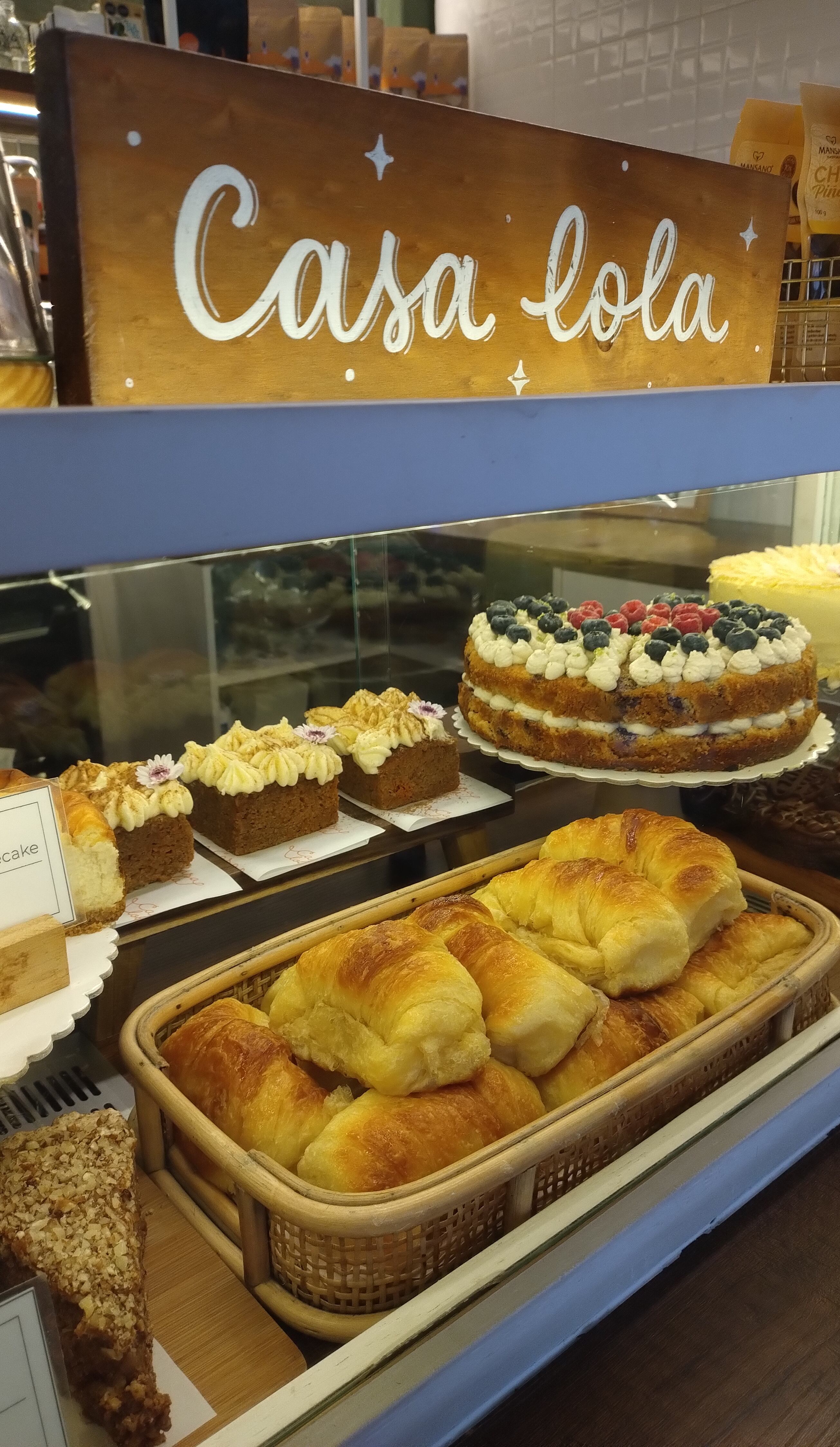 En su local se puede apreciar una vitrina con los postres del día. Recomendamos las medialunas.