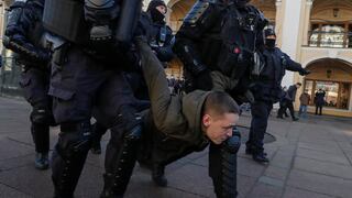 La policía de Rusia detiene a más de 4.600 personas por salir a protestar contra la guerra en Ucrania 