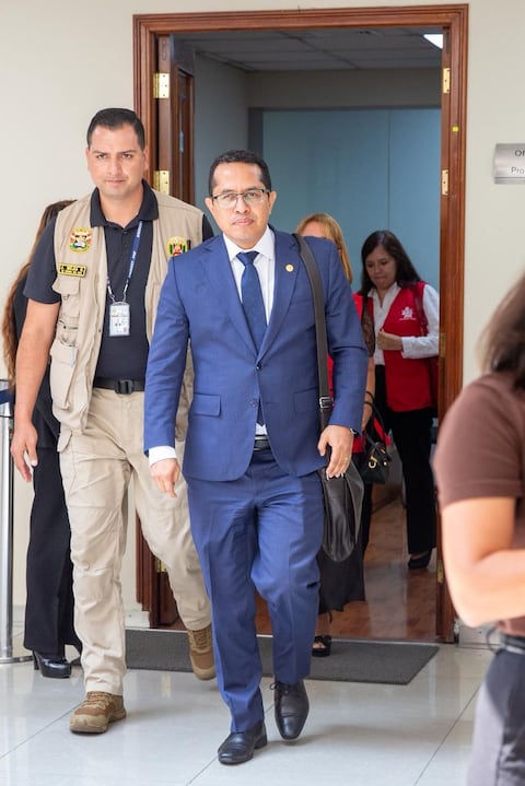 Lima, 17 de abril de 2026. El presidente del JNE, Roberto Burneo Bermejo, se presenta ante la Comisión de Fiscalización. (Foto: Fernando Sangama / @photo.gec)