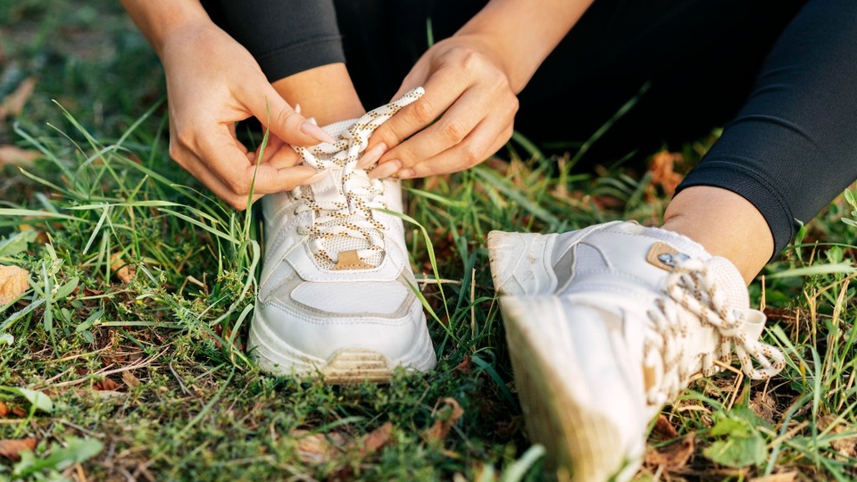 Si te duele el pie, puede que te estés atando mal los zapatos: así deberías hacerlo, según una fisioterapeuta