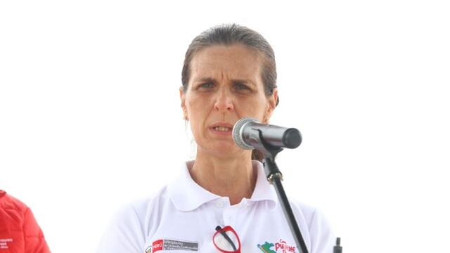 Ministra de Vivienda se disculpa con piuranos por subirse a tina para cruzar inundación: “No ha sido mi intención ofender”