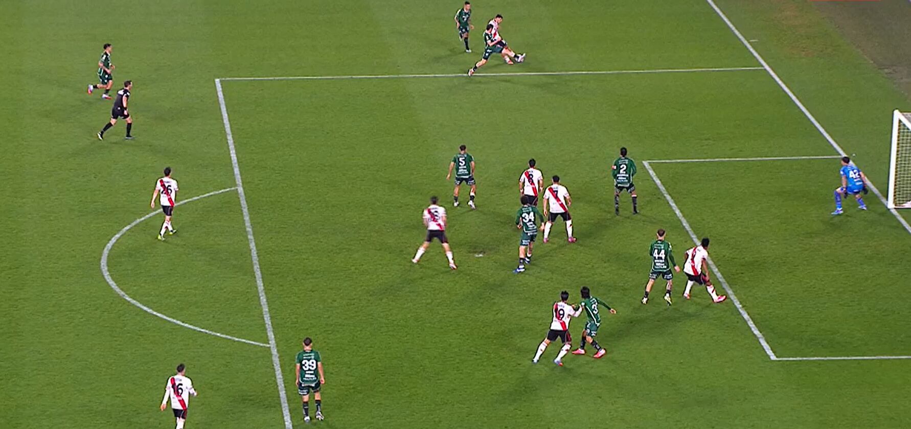 El VAR revisó la jugada y anuló el empate de River Plate ante Sarmiento por Liga Argentina.