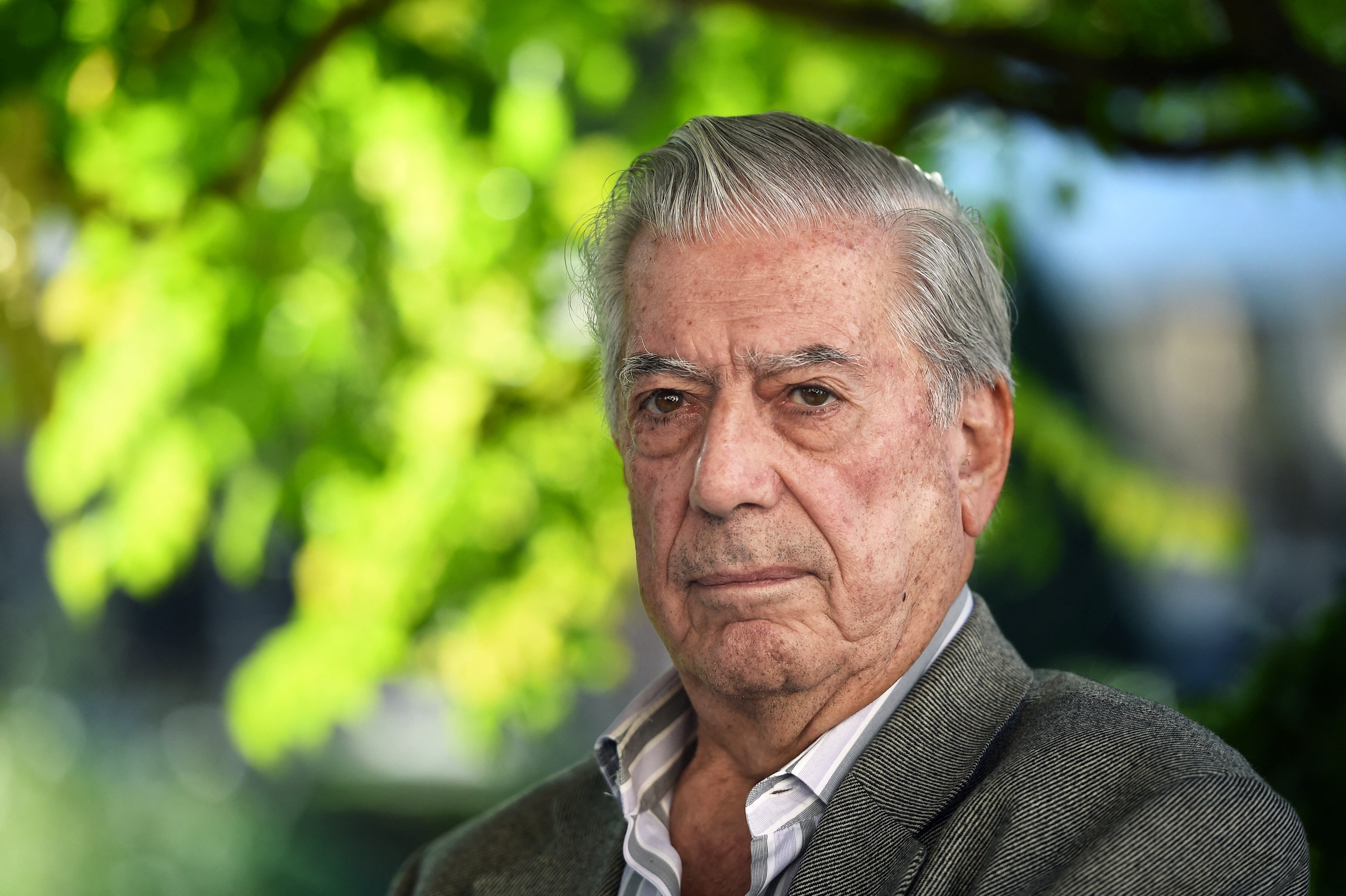 Mario Vargas Llosa fue dado de alta tras recuperarse del COVID-19. (Foto: Anne-Christine POUJOULAT / AFP)