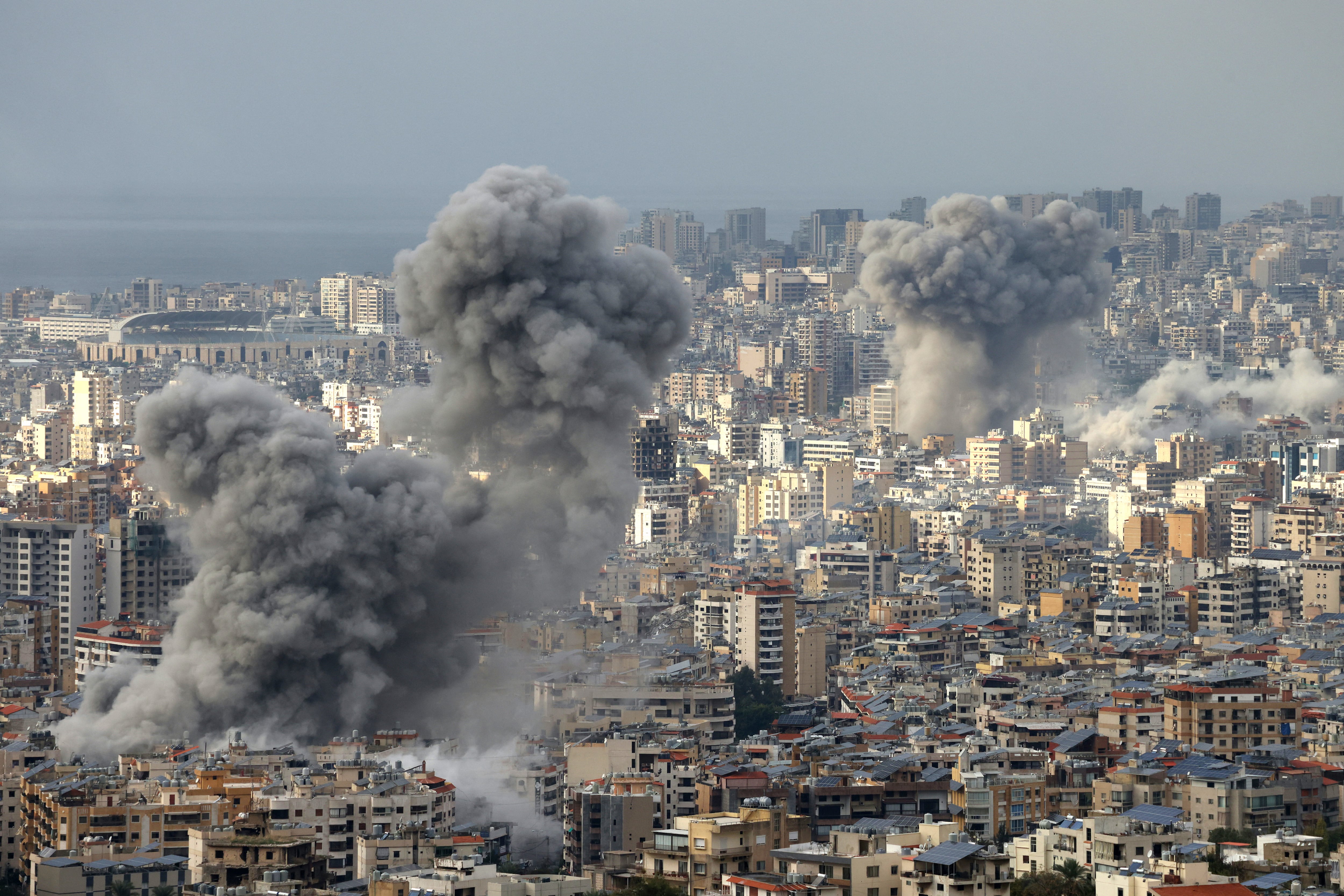El humo se eleva desde el lugar de los ataques aéreos israelíes contra los suburbios del sur de Beirut el 25 de noviembre de 2024, en medio de la guerra en curso entre Israel y Hezbolá. (Foto de IBRAHIM AMRO / AFP)