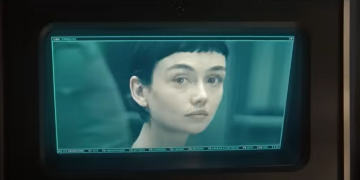 Wendy le habla a la cámara tras haber sido metida a una celda con el resto de híbridos en el episodio 8 de "Alien: Earth" (Foto: FX Productions / 20h Television)