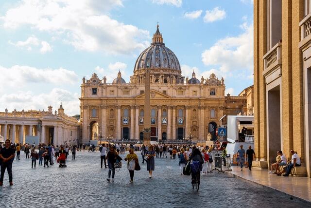 El Vaticano tiene normas de vestimenta en toda la ciudad debido a que es un estado religioso.