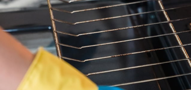 El sencillo truco para eliminar la grasa pegada de la rejilla del horno