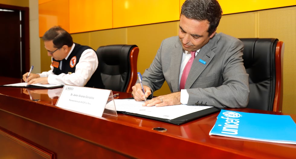 Representante de Unicef en Perú y jefe del Indeci firman convenio. (Foto: Unicef Perú)