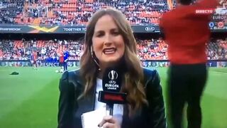 Valencia vs. Arsenal: reportera española recibió un pelotazo mientras hacía un despacho | VIDEO