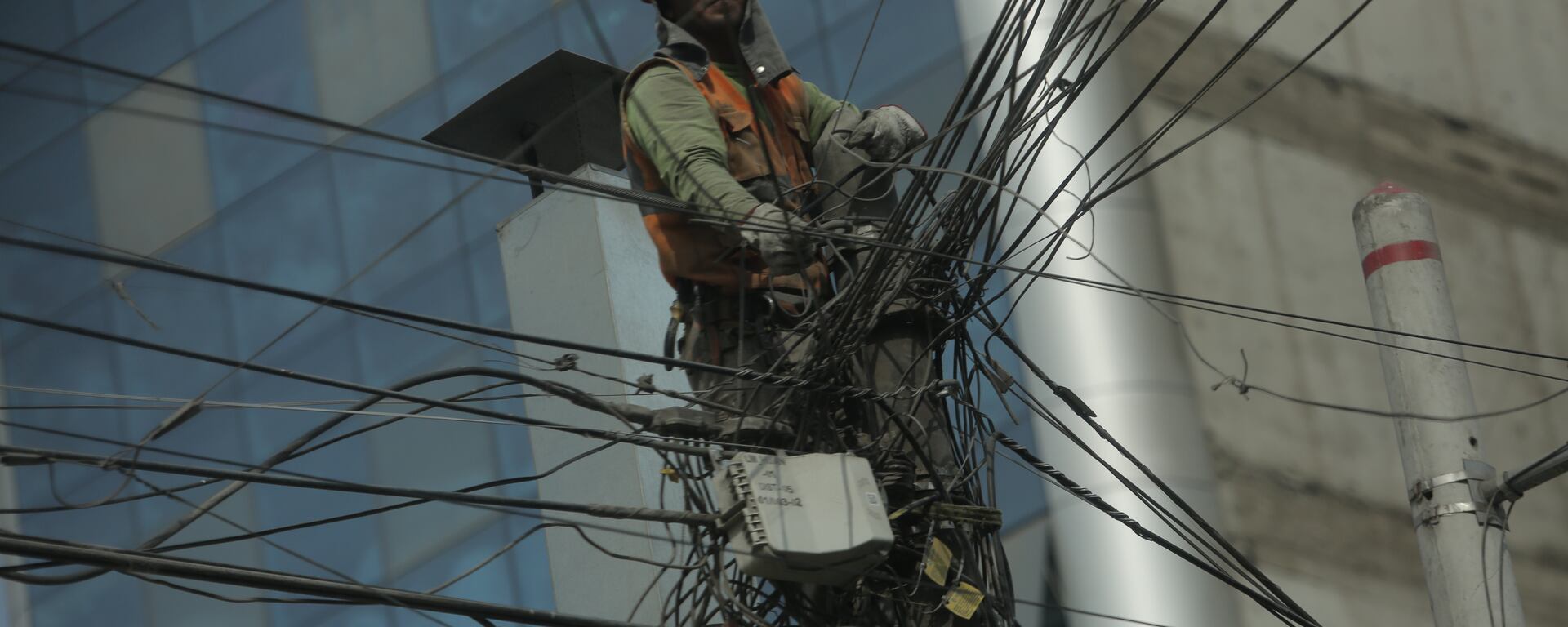 Retiro de cableado de postes: ¿quiénes son responsables de las marañas de cables en las ciudades?