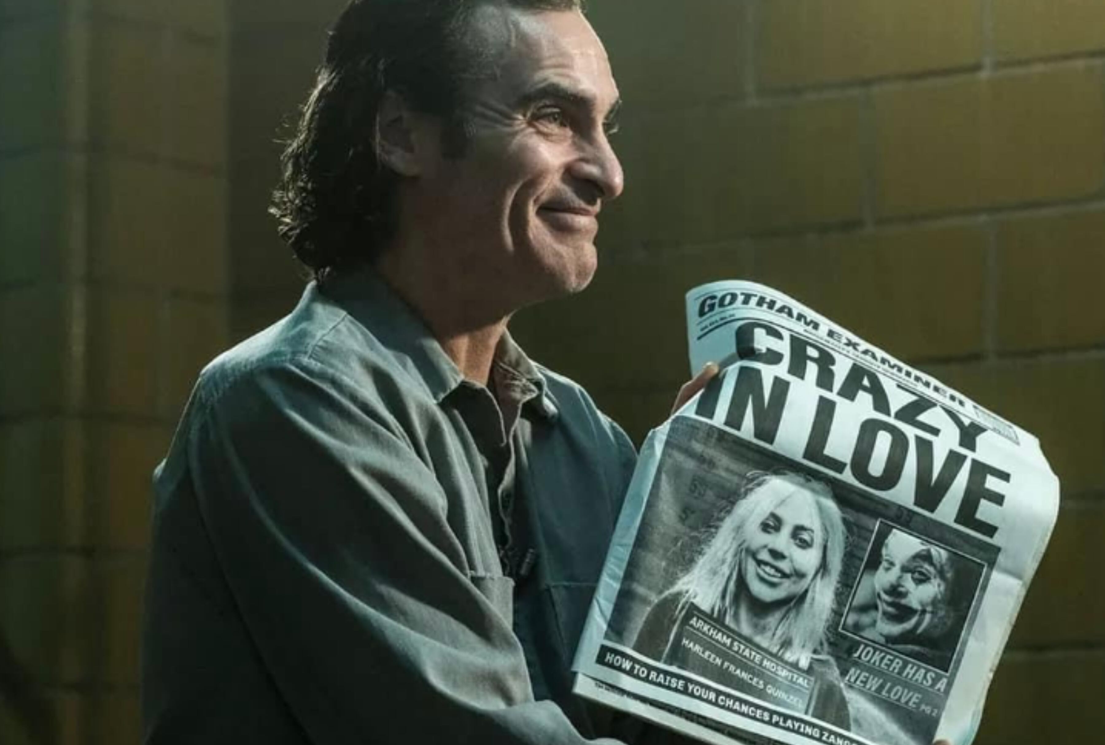 El Guasón muestra la portada de un diario donde se cuenta su amor por Harley Quinn (Foto: Warner Bros. Pictures)