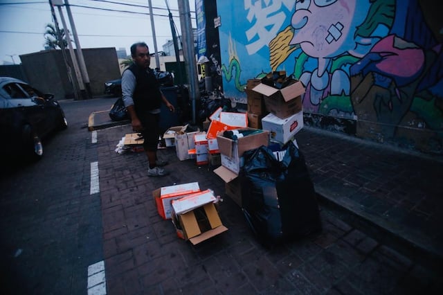 La basura acumulada captaba la atención de las personas en Miraflores. (Foto: @photo.gec)
