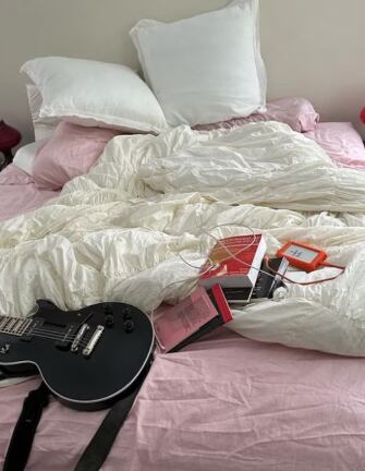 La imagen del libro rojo en la foto de Rosalía alborotó las redes sociales (Foto: Rosalía / Instagram)