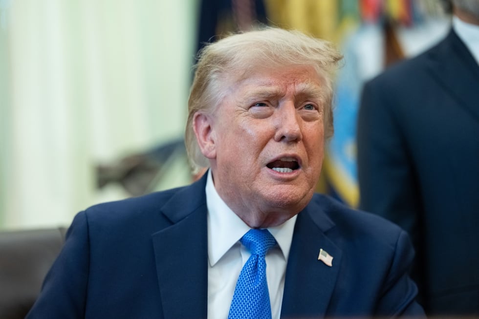 El presidente de los Estados Unidos, Donald Trump, asiste a un acto de firma de una orden ejecutiva en el Despacho Oval de la Casa Blanca en Washington, DC, EE.UU., el 6 de agosto de 2026. (EFE/EPA/Aaron Schwartz)