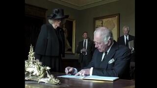 Nuevo exabrupto de Carlos III tras confundirse de día y mancharse con tinta: “¡No puedo soportar esta maldita cosa!” | VIDEO