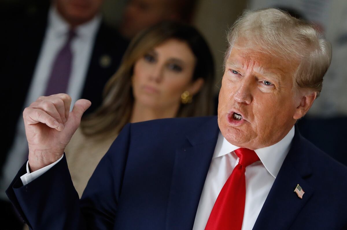El expresidente estadounidense Donald J. Trump habla con los medios en Nueva York, EE.UU., el 4 de octubre de 2023. (Foto de EFE/EPA/PETER FOLEY)