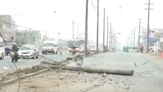 Ate: camión choca contra dos postes de luz en la Carretera Central | VIDEO