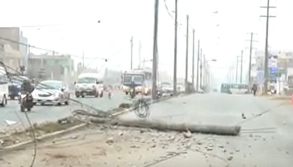 Caída de postes bloquearon la Carretera Central. (Foto: Captura/América Noticias)