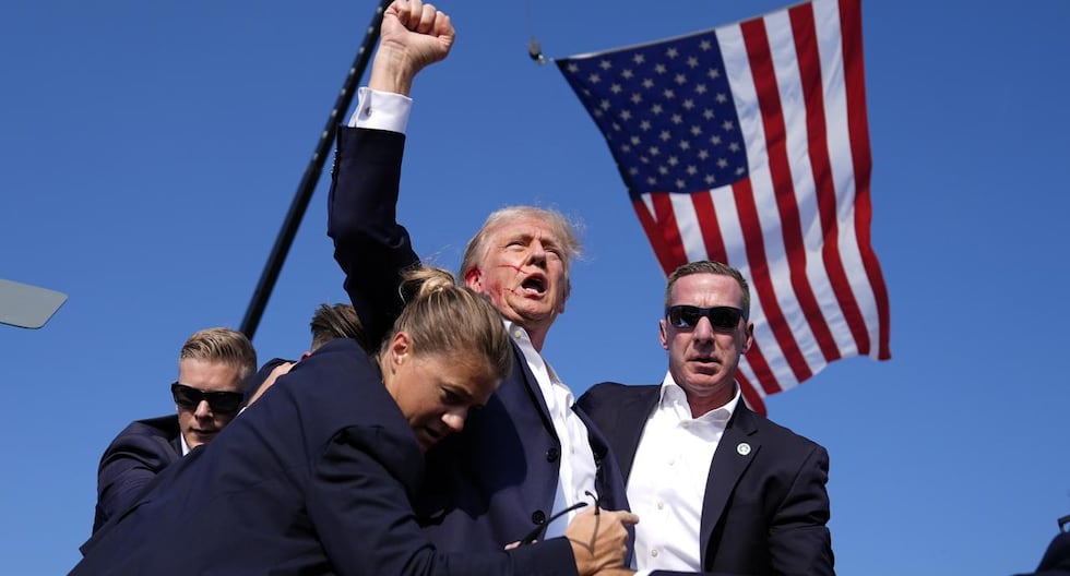 El candidato presidencial republicano y expresidente Donald Trump hace un gesto después de sobrevivir a un intento de asesinato durante un mitin de campaña en Butler, Pensilvania. (AP Photo/Evan Vucci).