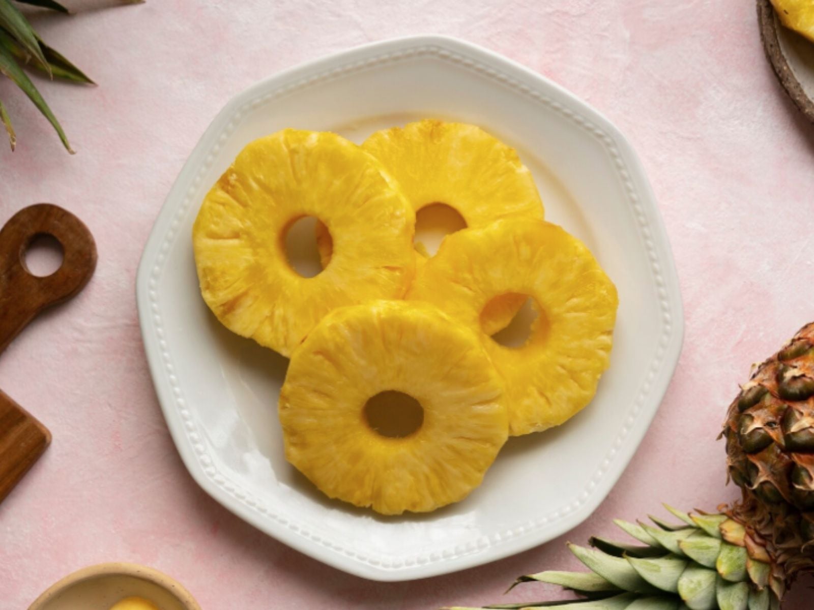 La bromelina de la piña es ideal para que recuperes las energías del esfuerzo físico que realizaste. (Crédito: Freepik)