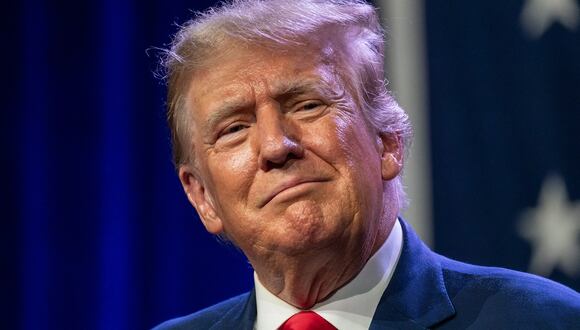 El expresidente de Estados Unidos y aspirante presidencial republicano de 2024, Donald Trump, llega al Iowa Events Center en Des Moines, Iowa, el 28 de julio de 2023. (Foto de Sergio FLORES / AFP)