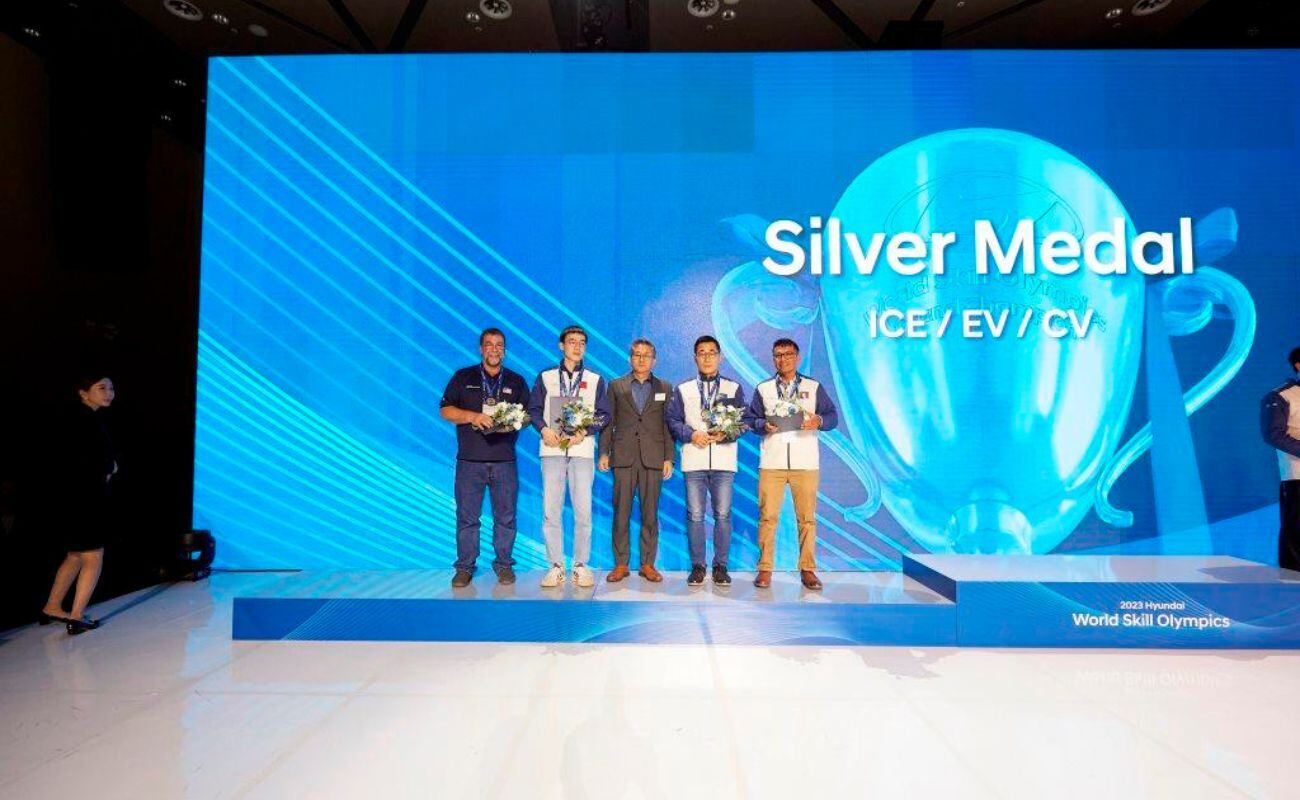 Técnico mecánico experto en camiones consigue la medalla de plata en el Hyundai World Skills Olympics. (Foto: Hyundai)