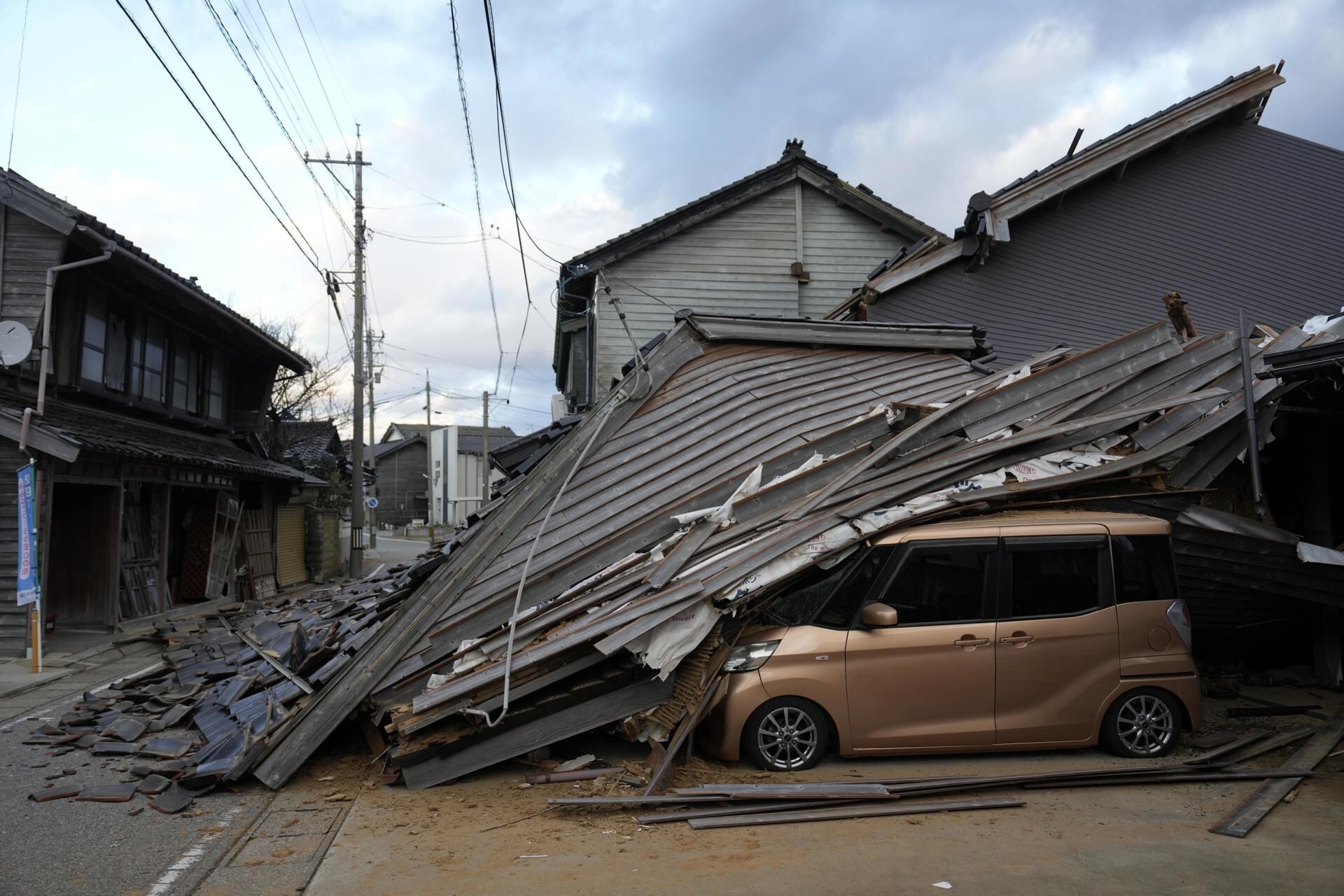 Una casa derrumbada después de un fuerte terremoto en la ciudad de Togi, Península de Noto, Japón, el 2 de enero de 2024. (EFE/EPA/FRANCK ROBICHON).