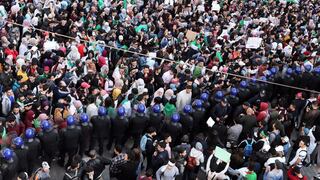 La gran marcha estudiantil contra el posible quinto mandato del presidente de Argelia