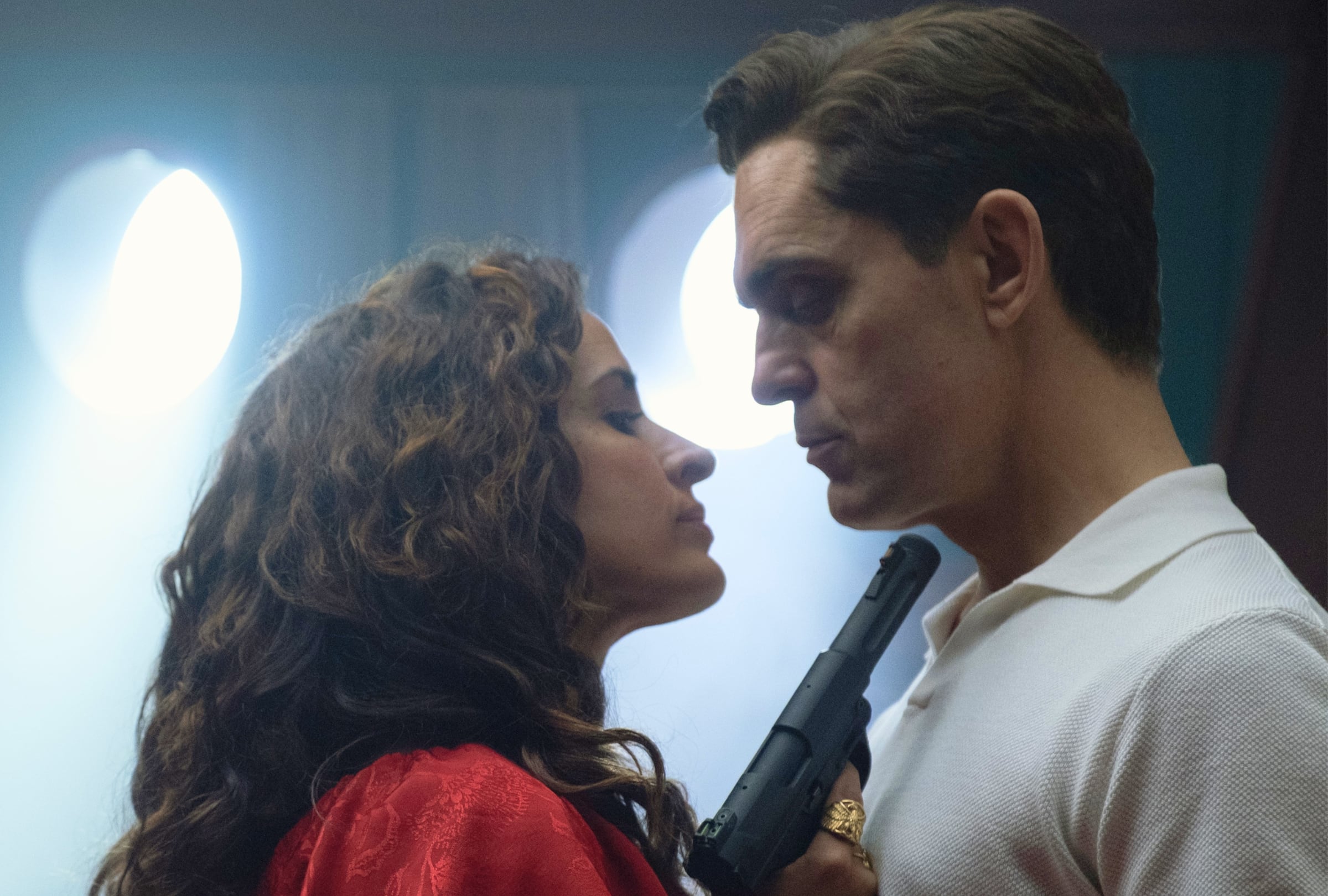 Inma Cuesta asume el papel de Candela y Pedro Alonso asume el papel de Andrés de Fonollosa "Berlín" en la serie española "Berlín y la dama del armiño" (Foto: Netflix)