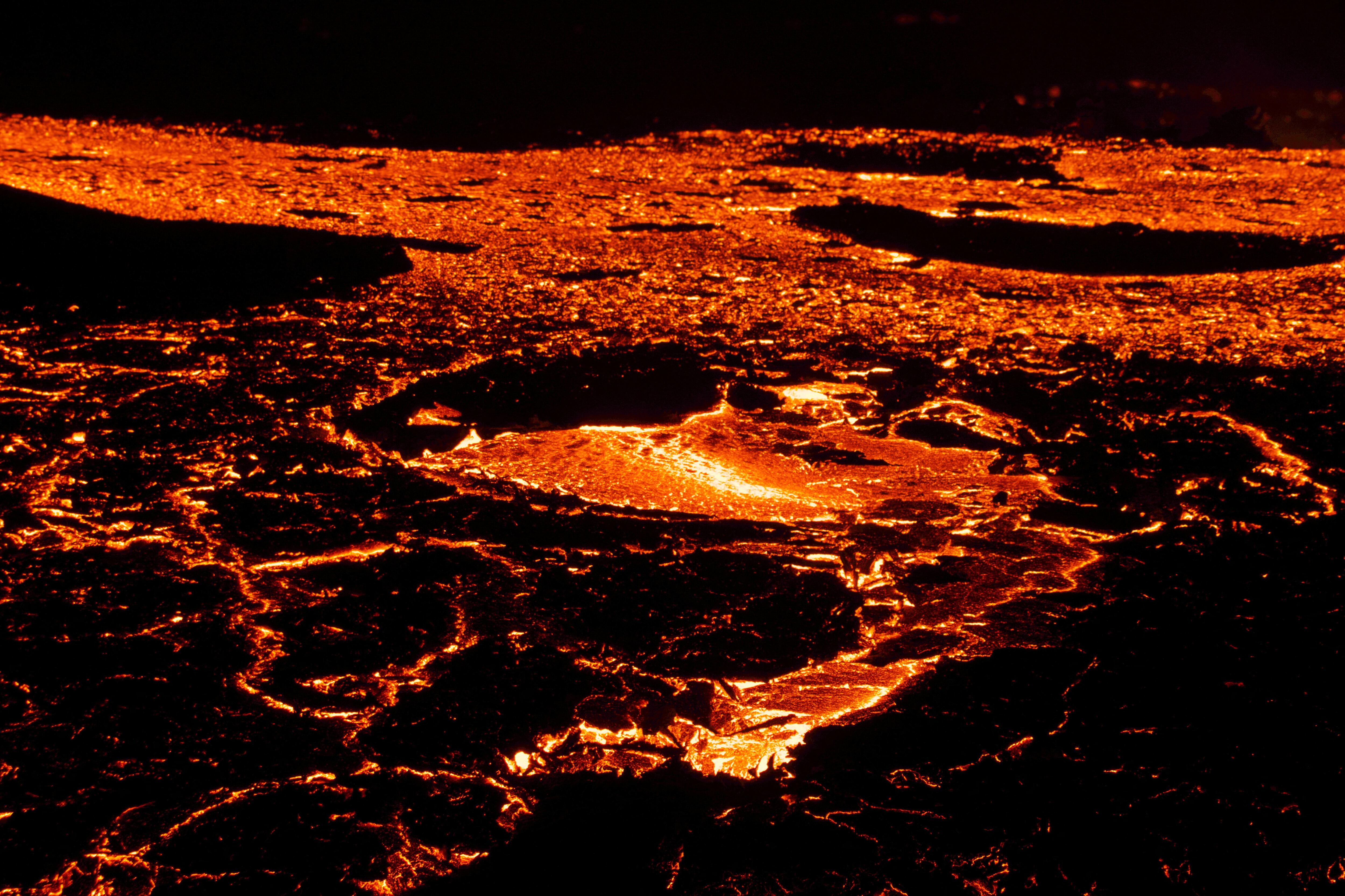 La lava fluye del volcán Fagradalsfjall, centro de una investigación sobre la erupción de estos macizos. (Foto: Jeremie RICHARD / AFP)