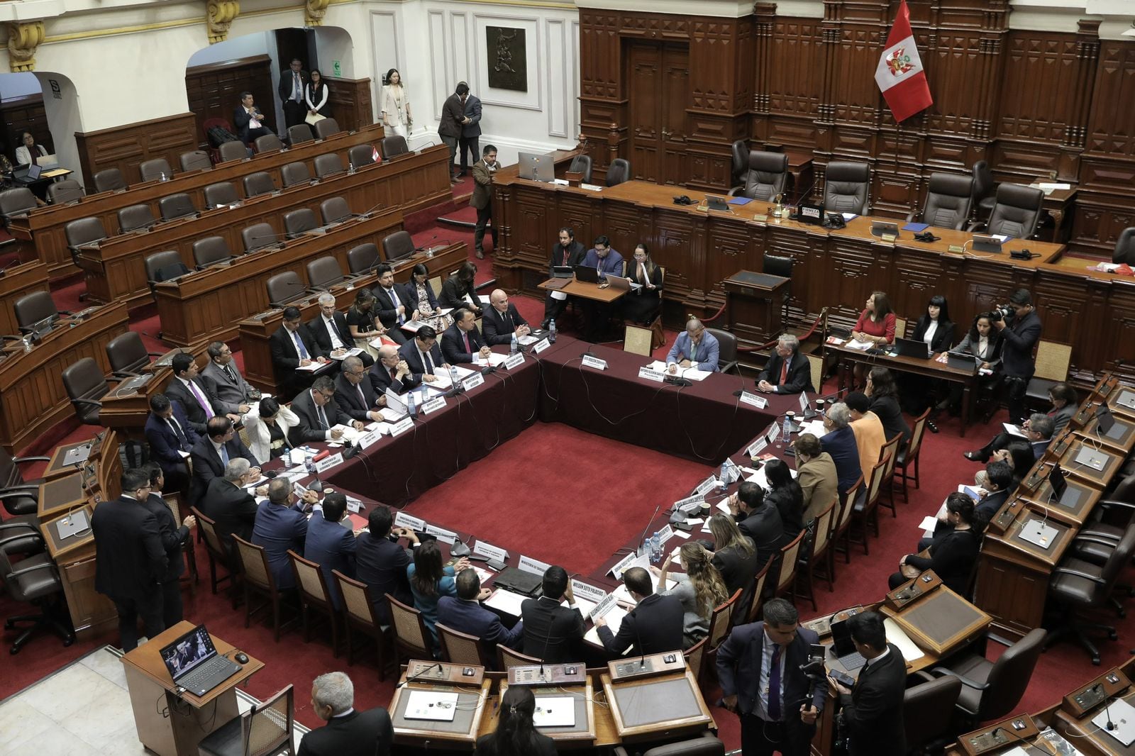 El 24 de noviembre, el premier Ernesto Álvarez sustentó la solicitud de delegación de facultades legislativas en Comisión de Constitución del Congreso.